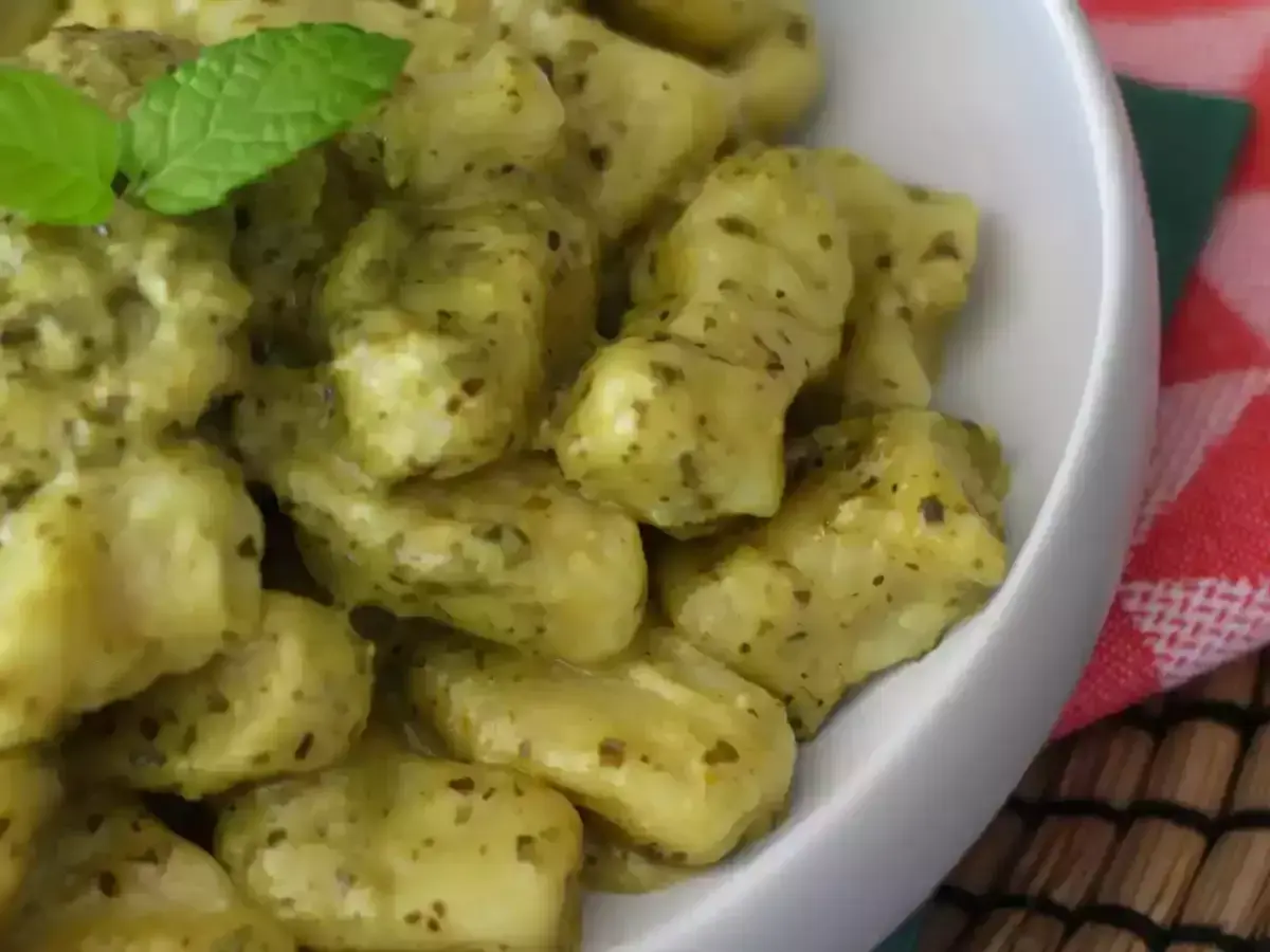 Krämiga gnocchi med pestosås, perfekt för ett snabbt och gott gnocchi recept. Garnerad med färsk mynta.