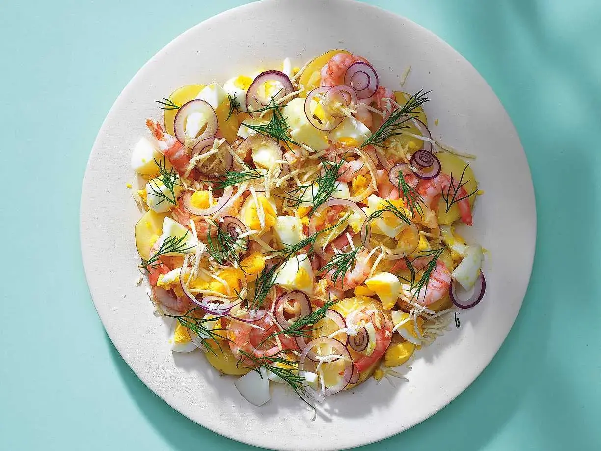 En god sallad till maten med potatis, räkor, ägg, rödlök och dill.