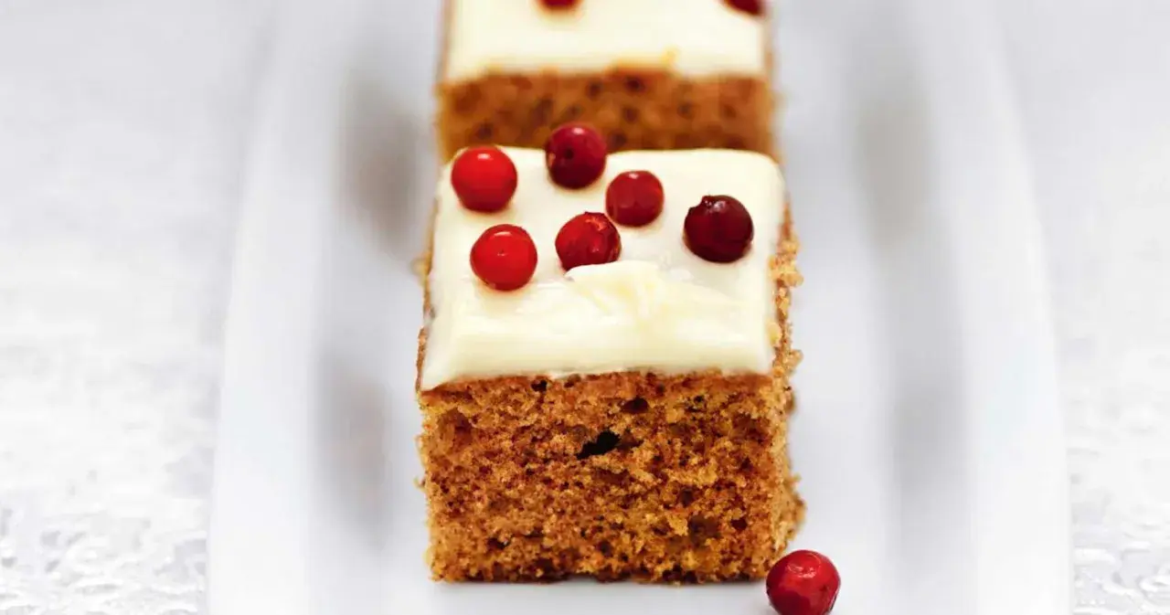 Mjuk pepparkaka med frosting och lingon. En härlig julig bit som smälter i munnen.