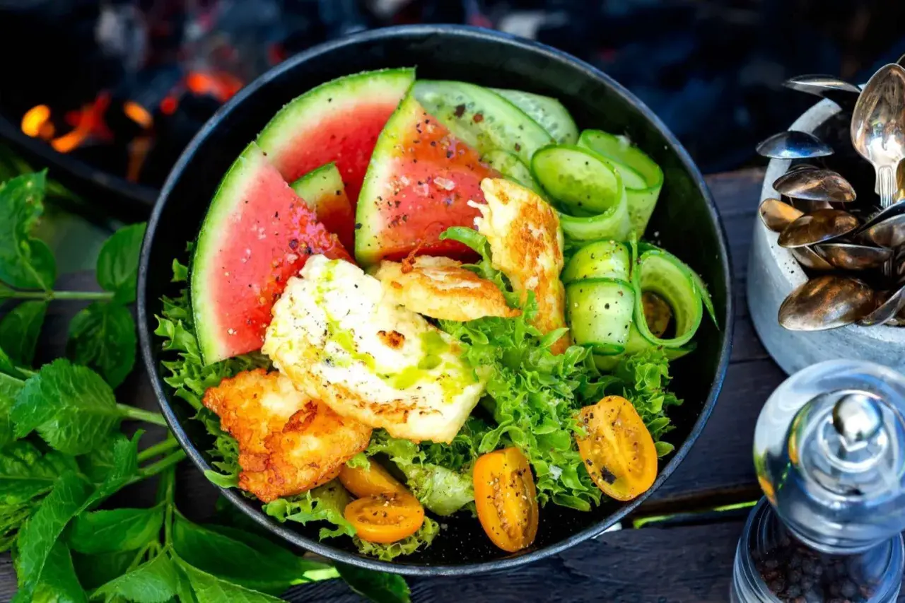 En härlig halloumi sallad med vattenmelon, gurka och körsbärstomater. Perfekt för en sommardag!