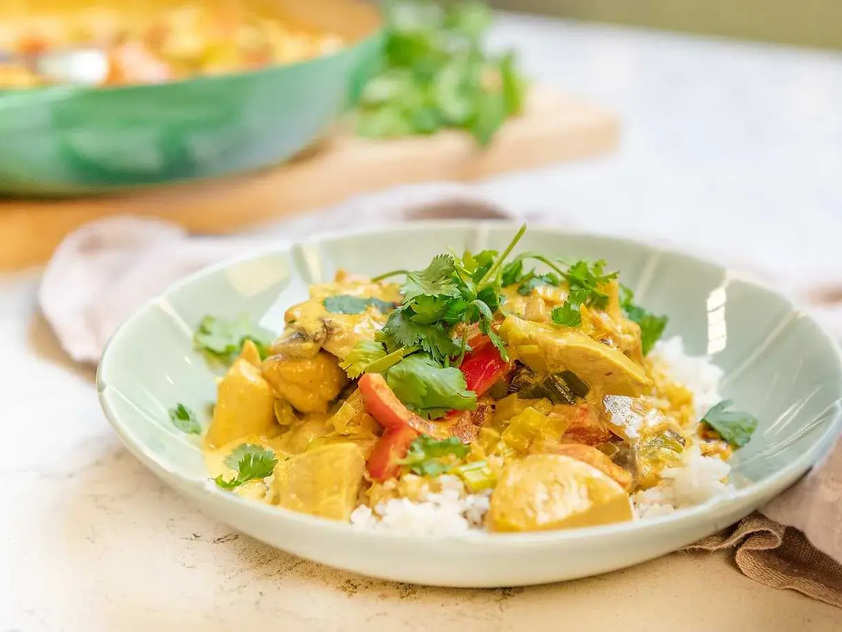 En krämig kycklingcurry med ris, toppad med färsk koriander. Ett perfekt currysås recept för en smakrik middag.