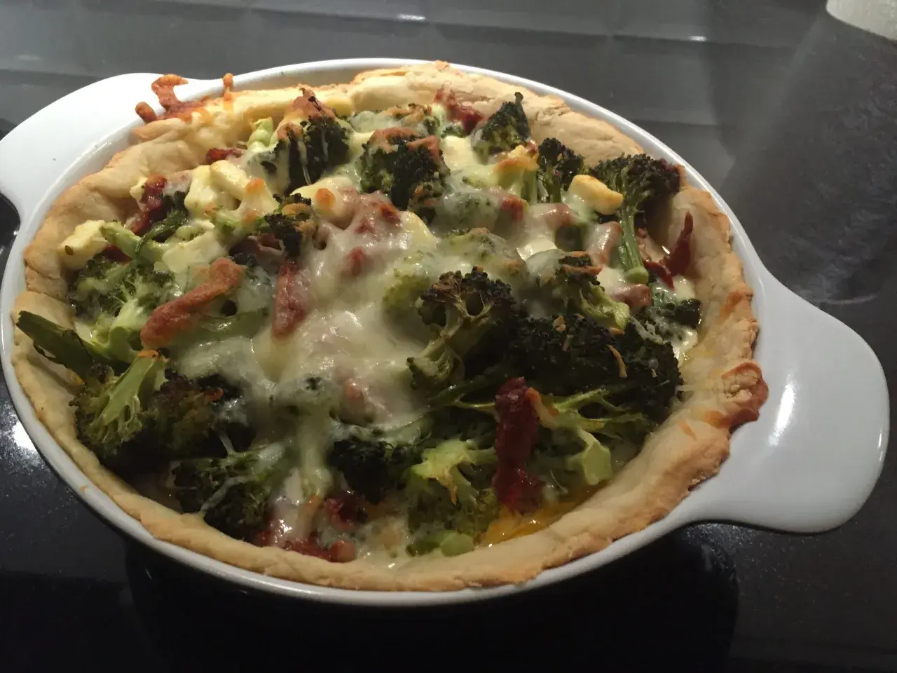 En gyllene vegetarisk paj i långpanna med broccoli och ost.