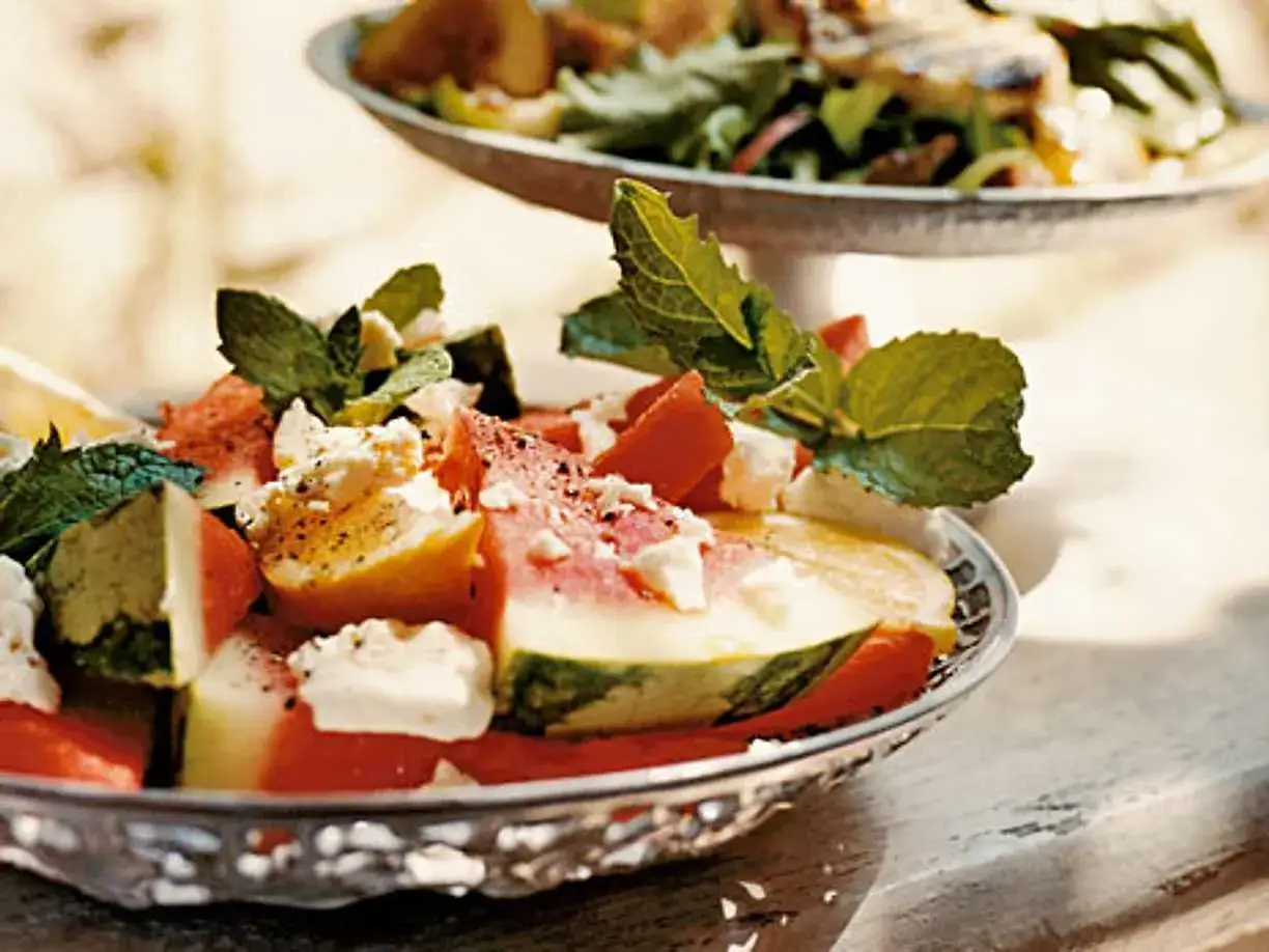 En uppfriskande vattenmelonsallad med fetaost och mynta, perfekt för en varm sommardag.