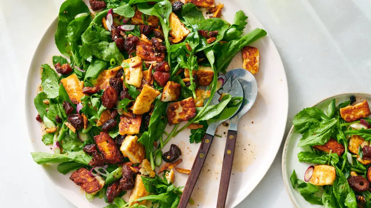 En härlig halloumi sallad med gröna blad, torkad frukt och nötter. Perfekt för en lätt lunch eller middag.