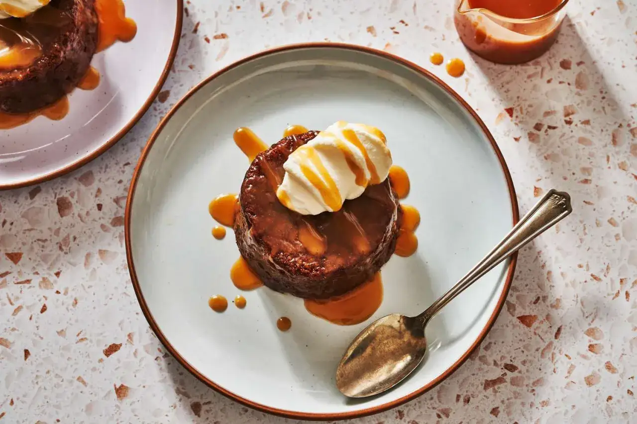 En läcker sticky toffee pudding med grädde och kolasås. Ett perfekt recept för en mysig fikastund.