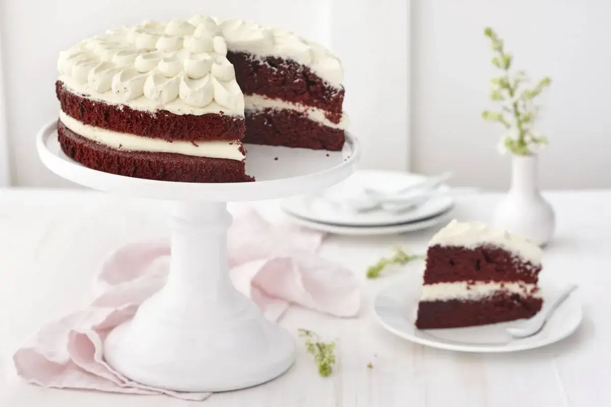 En saftig red velvet cake med krämig frosting, perfekt för alla tillfällen. Här är ett enkelt recept!