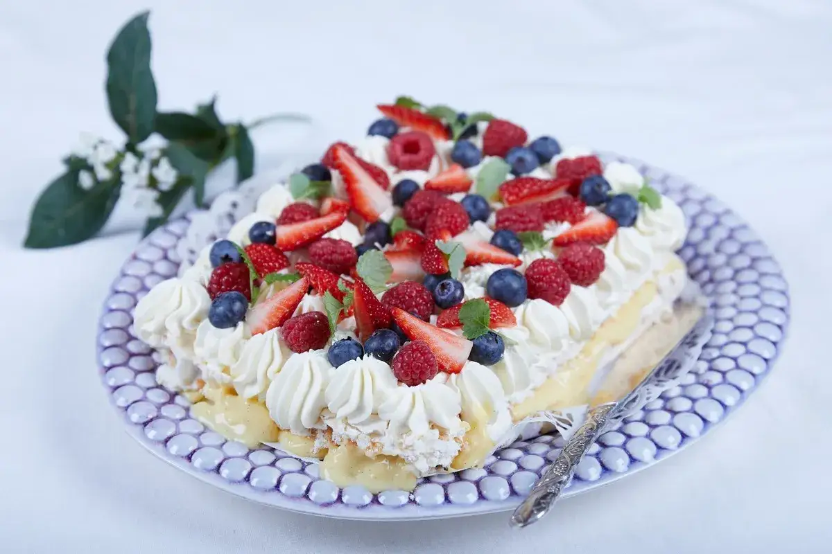 En hj&auml;rtformad mar&auml;ngt&aring;rta fylld med vaniljkr&auml;m och toppad med vispgr&auml;dde, jordgubbar, hallon och bl&aring;b&auml;r. Perfekt att baka med jordgubbar till sommaren!