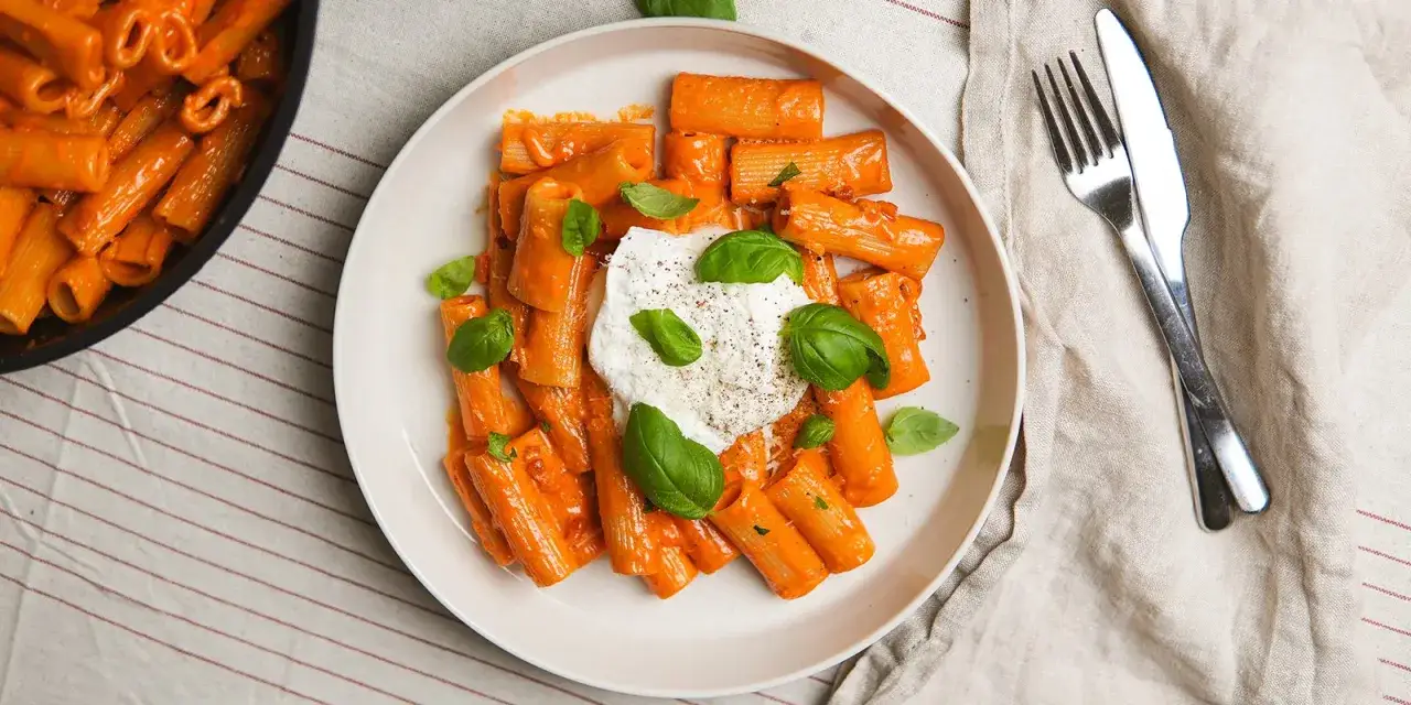 En krämig vodka pasta med rigatoni, toppad med burrata och färsk basilika. Enkel men lyxig rätt.