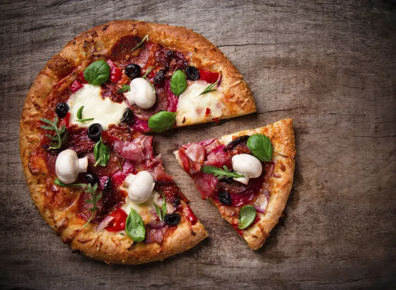 En läcker pizza med champinjoner, oliver och basilika. Ett perfekt pizza recept för en mysig kväll.