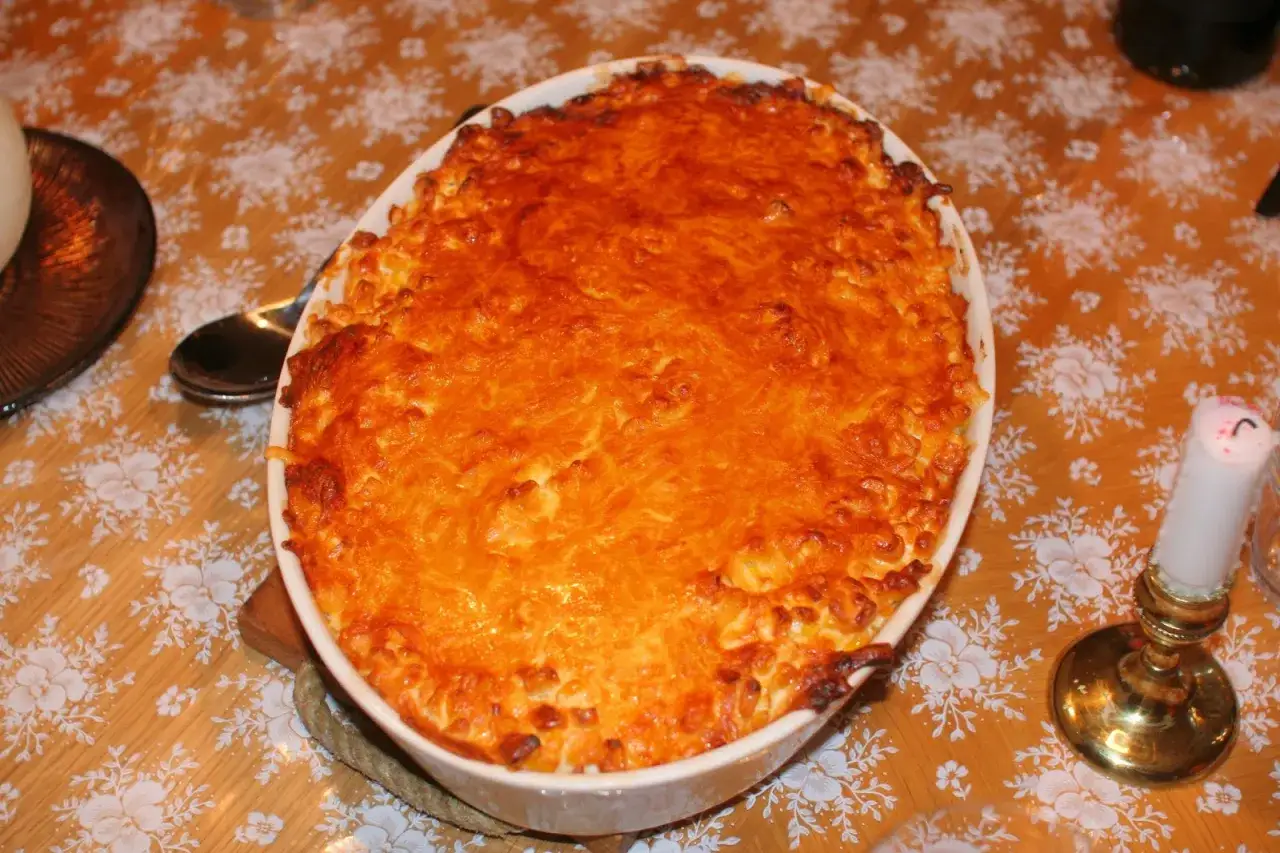 En gyllene tacopaj utan pajdeg, gratinerad med ost och redo att serveras.