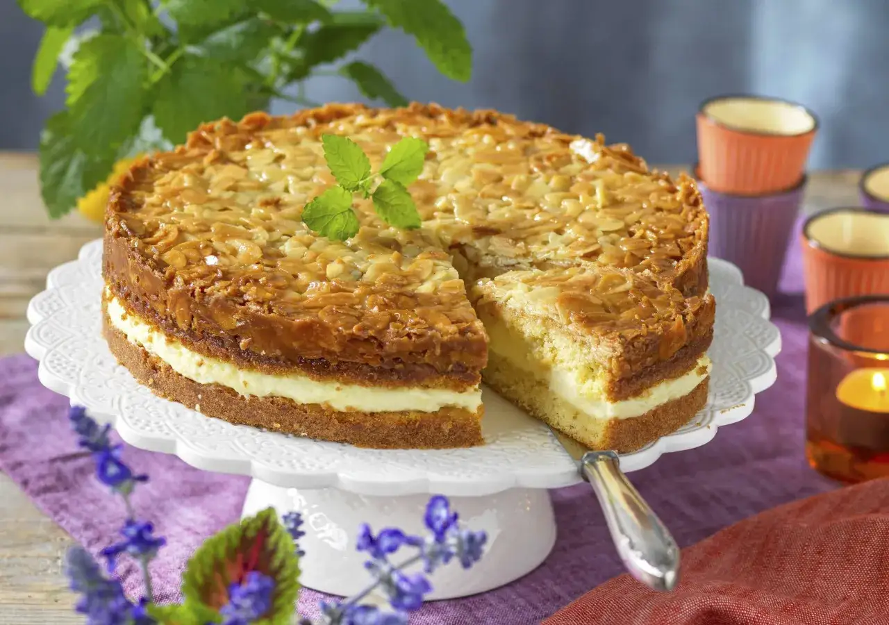 En läcker mandeltårta med krämig fyllning, perfekt för att njuta av. Frågan är hur länge håller cheesecake i kylen?