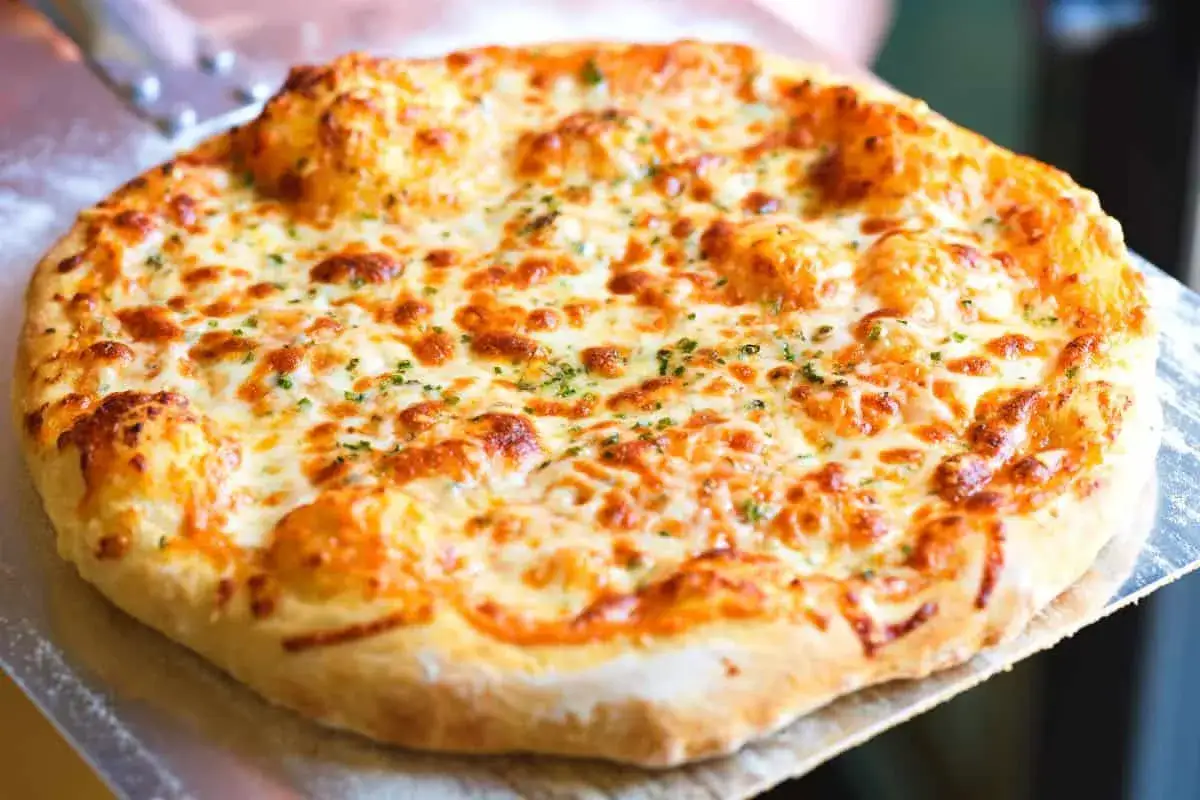 En gyllene, bubblande ostpizza med &ouml;rter. Vilken ost till pizza &auml;r b&auml;st? Denna ser fantastisk ut!