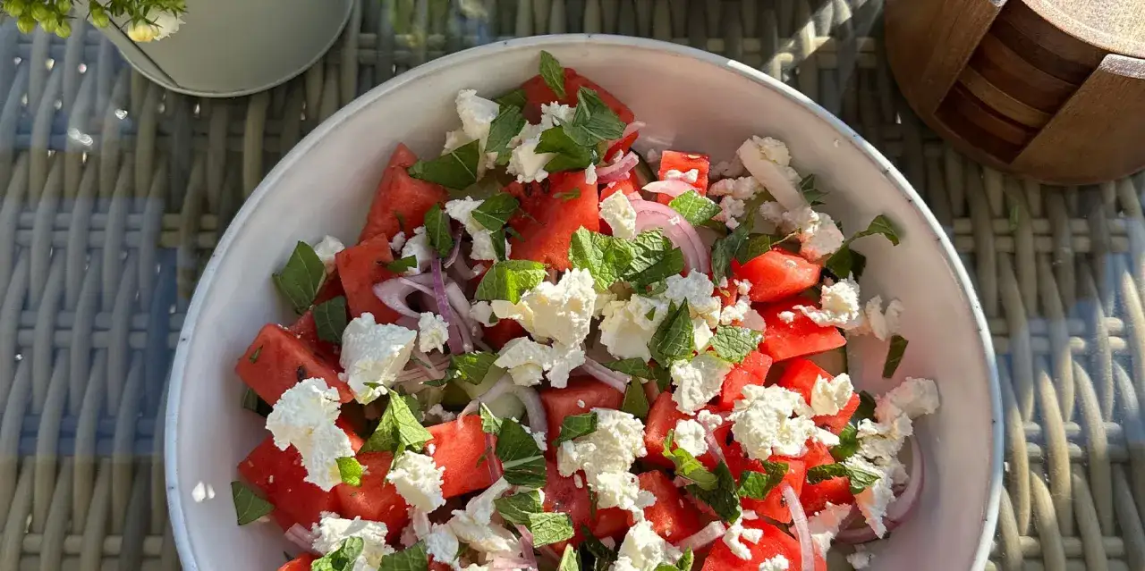 En uppfriskande sallad med vattenmelon, fetaost och mynta, perfekt som sallad till grillat.