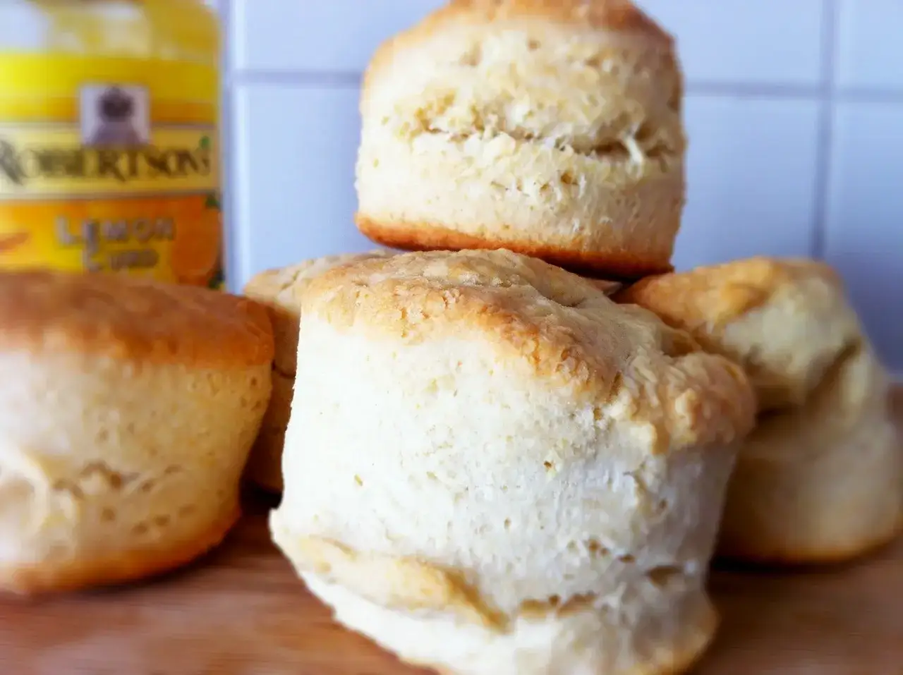 Färska scones, perfekta för ett enkelt scones recept. En burk Robertsons Lemon Curd skymtar i bakgrunden.