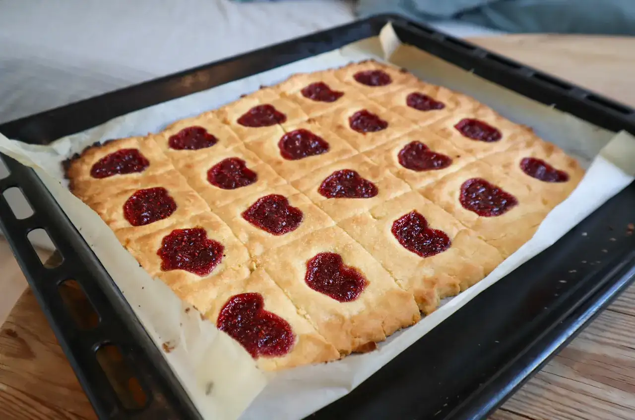 Nybakade hallongrottor i l&aring;ngpanna, redo att delas.