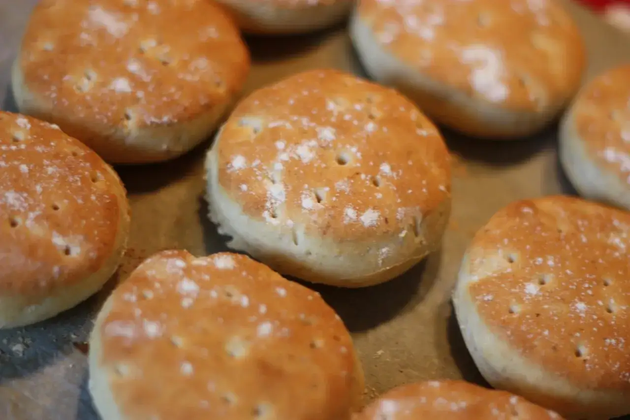 Nybakade tekakor, perfekta för frukost eller fika. Ett enkelt tekakor recept för hembakat bröd.