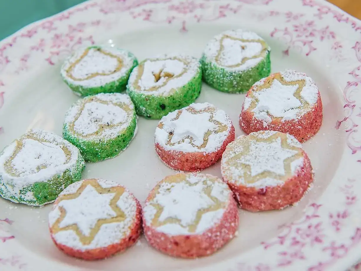 Små, färgglada kex med stjärnmönster och hjärtan, pudrade med florsocker. Perfekta till fikat, som en del av ett brysselkex recept.
