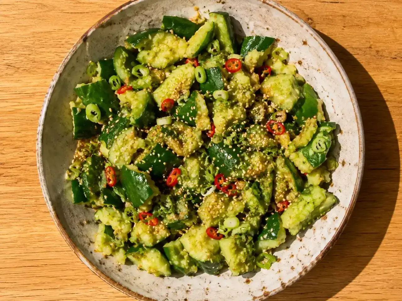 En sk&aring;l med asiatisk gurksallad, toppad med sesamfr&ouml;n, chili och salladsl&ouml;k. En fr&auml;sch och smakrik r&auml;tt.