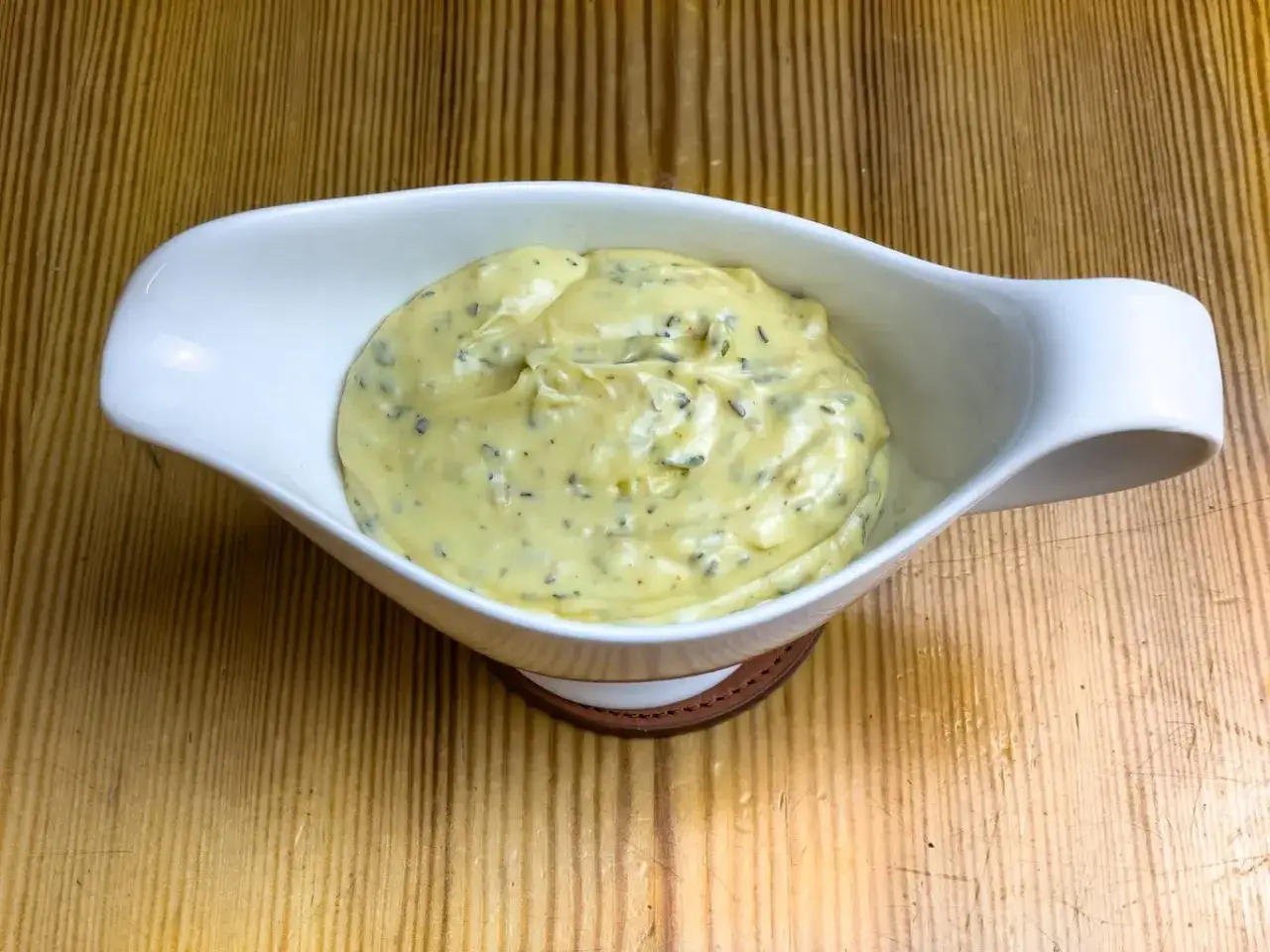 Krämig bearnaisesås i vit såssnip, perfekt för ditt bearnaisesås recept.