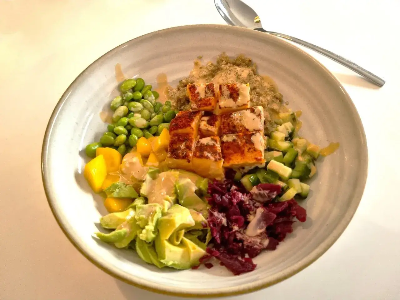 Enkel middag med lax, quinoa, edamame, mango, avokado och r&ouml;dbetor. En h&auml;lsosam och f&auml;rgstark bowl.