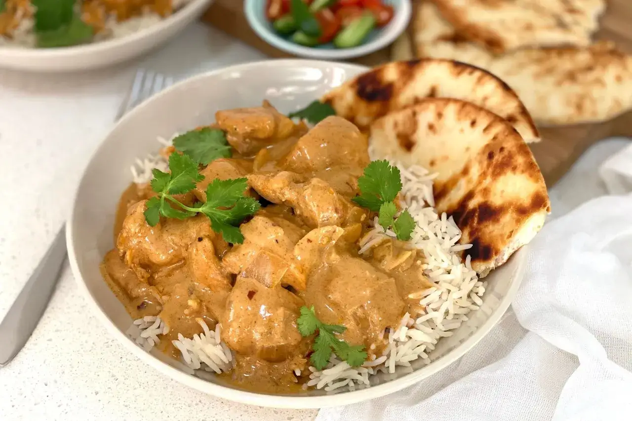 En kr&auml;mig kycklingr&auml;tt med ris och naanbr&ouml;d, perfekt f&ouml;r ett gott currys&aring;s recept.