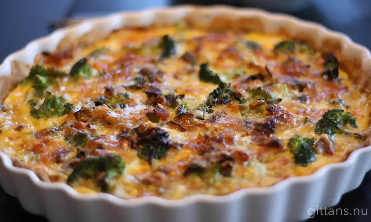 En gyllene broccoli och baconpaj i en vit pajform. Perfekt för en mysig middag.