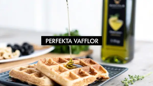 Perfekta våfflor med honung som ringlas över. Ett recept på krispiga och gyllene våfflor.